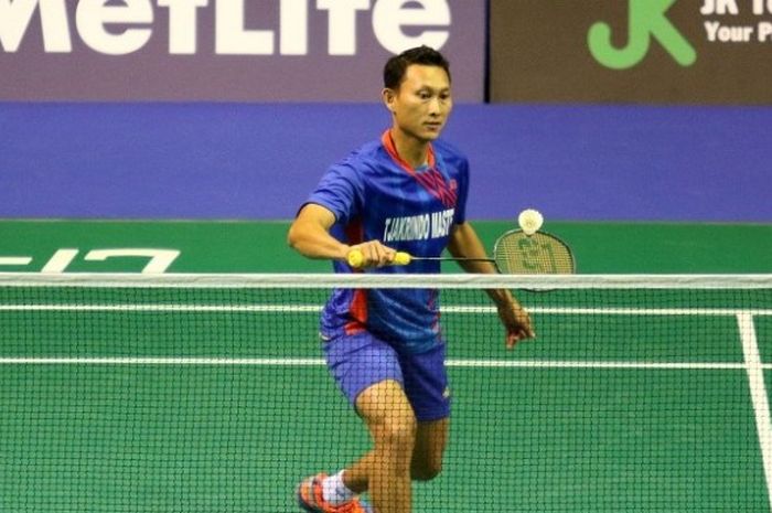 Pebulu tangkis tunggal putra Indonesia, Sony Dwi Kuncoro, ketika tampil pada babak semifinal Singapura Terbuka melawan Lin Dan (China), di Singapore Indoor Stadium, Sabtu (16/4/2016).