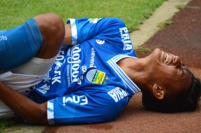 Gelandang Persib Bandung, Agung Mulyadi nampak meringis kesakitan saat laga menghadapi Arema di Stad