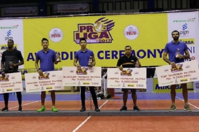 Para pebola voli penerima penghargaan individu terbaik Proliga 2017 foto bersama seusai menerima penghargaan di GOR C-Tra Arena, Bandung, Minggu (16/4/2017).