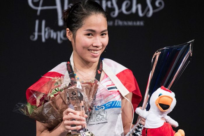 Pebulu tangkis tunggal putri Thailand, Ratchanok Intanon, berpose dengan medali emas dan trofi yang diraih setelah menjuarai turnamen Denmark Terbuka di Odense Sports Park, Minggu (22/10/2017).