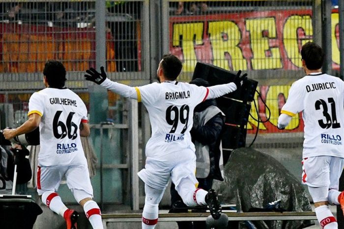 Gelandang Benevento, Guilherme (kiri), merayakan gol yang dia cetak ke gawang AS Roma dalam laga Liga Italia di Stadion Olimpico, Roma, pada 11 Februari 2018.
