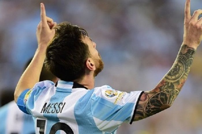 Lionel Messi merayakan gol Argentina ke gawang Venezuela pada perempat final Copa America 2016, Sabtu (18/6/2016). 
