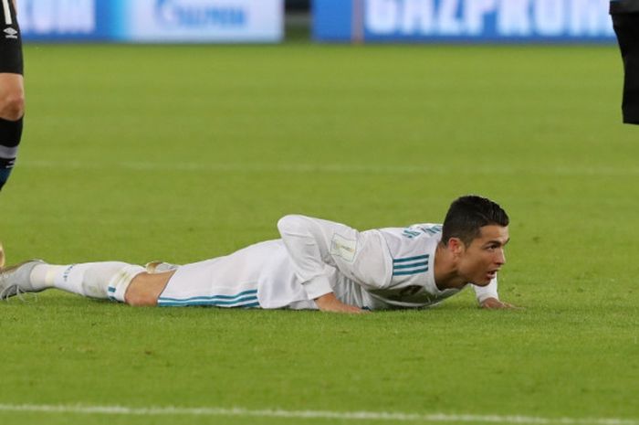 Cristiano Ronaldo terjatuh saat Real Madrid melawan Gremio pada laga final Piala Dunia Antarklub di Stadion Syeikh Zayed Sports Club, Abu Dhabi, Sabtu (16/12/2017) waktu setempat.