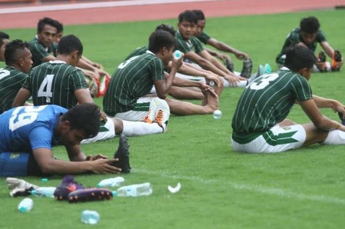 Para pemain Persebaya dalam sesi latihan di Gelora Bung Tomo, Surabaya. 