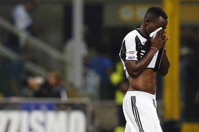 Reaksi Kwadwo Asamoah setelah Juventus kalah 1-2 dari Inter Milan pada partai Serie A di Stadion Giuseppe Meazza, 19 September 2016.