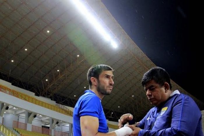 Bek Persib, Vladimir Vujovic bersama dokter tim, dr Rafi Ghani saat uji lapangan Stadion Wibawa Mukti, Kab Bekasi, pertengahan Maret 2016. Vujovic akan meninggalkan Persib untuk pulang kampung selama sepekan. 