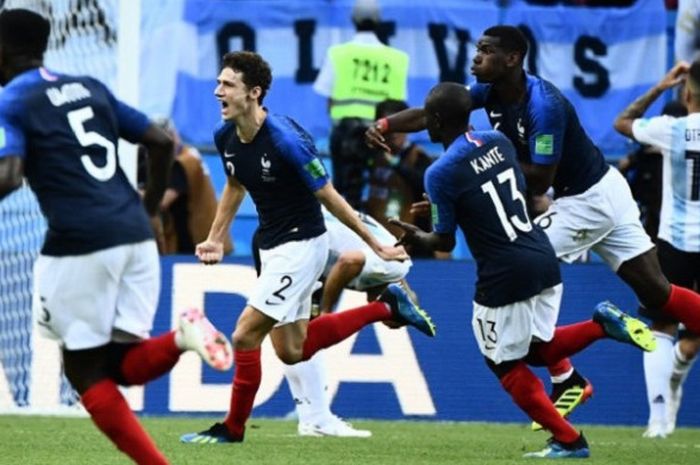  Bek Prancis, Benjamin Pavard, merayakan golnya ke gawang Argentina pada babak 16 besar Piala Dunia 2018 di Kazan Arena, 30 Juni 2018.  