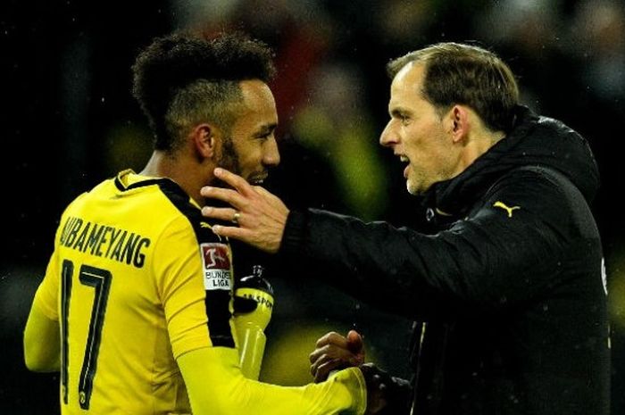 Pelatih Borussia Dortmund, Thomas Tuchel (kanan), bersalaman dengan penyerangnya, Pierre-Emerick Aubameyang, seusai mengalahkan RB Leipzig pada laga Bundesliga di Stadion Signal Iduna Park, Dortmund, Jerman, Sabtu (4/2/2017). 