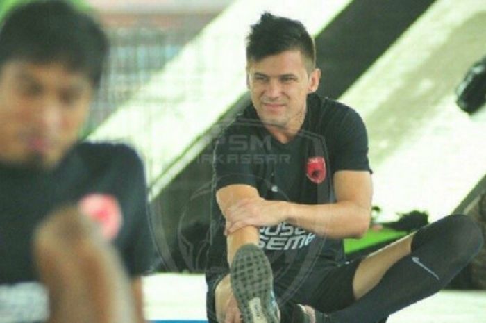 Pavel Purishkin mengikuti latihan bersama pemain PSM Makassar sebelum resmi diperkenalkan sebagai penyerang
