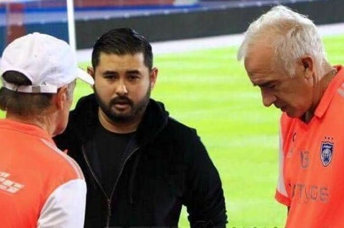 Presiden JDT, Tunku Ismail (tengah) berdiskusi dengan pelatih Roberto Carlos Mario Gomez (kanan) dalam latihan timnya di Stadion Larkin, Johor Bahru, Sabtu (9/7/2016) malam. JDT telah bekerja sama dengan klub Argentina, Estudiantes FC. 