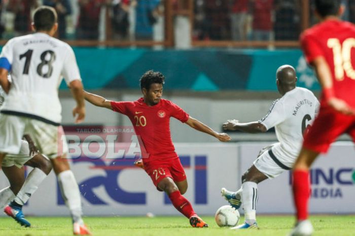 Penyerang timnas Indonesia, Ilham Udin, melepas tembakan pada laga persahabatan internasional kontra Mauritius di Stadion Wibawa Muklti, Selasa (11/9/2018). 