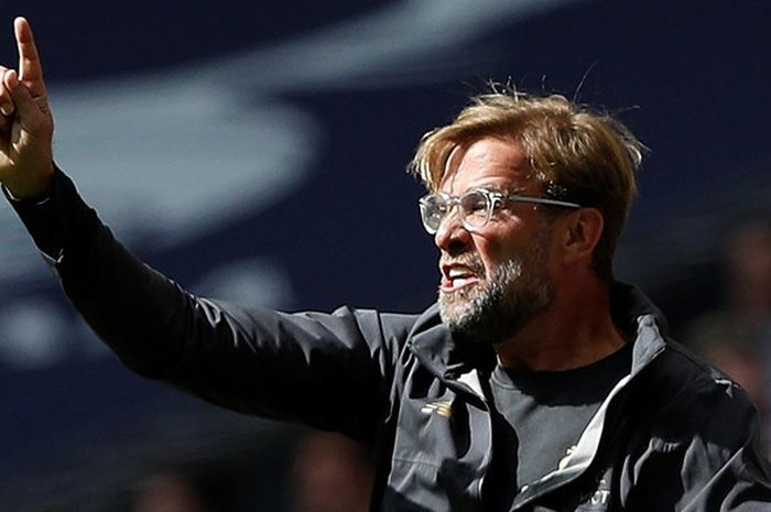  Pelatih Liverpool FC, Juergen Klopp, memberikan instruksi kepada anak-anak asuhnya dalam laga Liga 