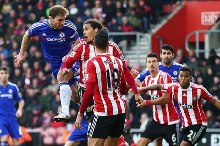 Bek Chelsea, Branislav Ivanovic, mencetak gol melalui sundulan dalam pertandingan Premier League kontra Southampton di Stadion St. Mary's, Southampton, Inggris, 27 Februari 2016.