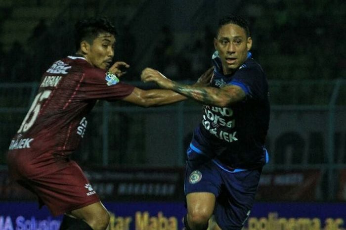 Juan Pablo Pino dihadang bek PSM Makassar di Stadion Kanjuruhan, Malang, Rabu (30/8/2017).