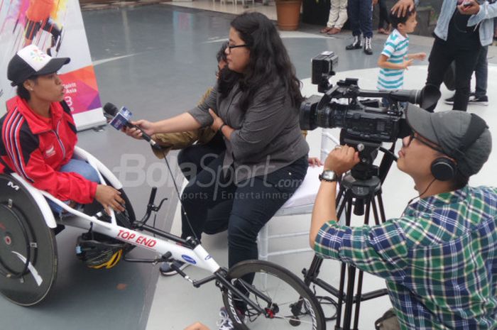 Atlet balap kursi roda dari National Paralympic Committee DKI Jakarta, Maria Goreti Samiyati, diwawancarai Kompas TV dalam acara sosialisasi Asian Para Games 2018 di Cilandak Town Square, Jakarta, pada 22 Desember 2017.