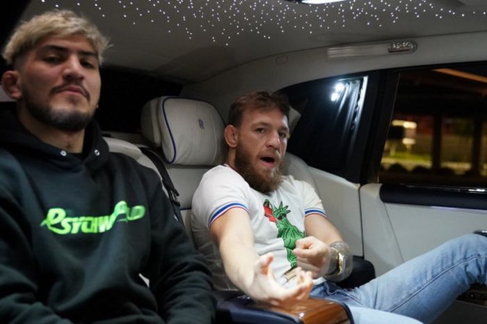  Dillon Danis berada dalam satu mobil bersama rekan setimnya, Conor McGregor. 