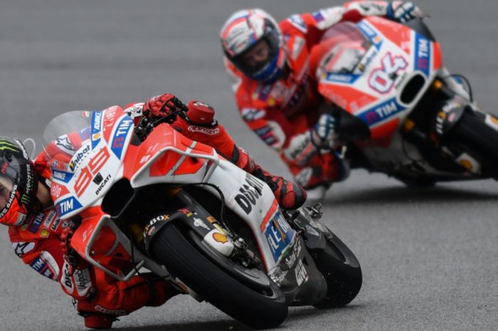 Dua pebalap dari tim Ducati, Jorge Lorenzo (depan) dan Andrea Dovizioso, saat menjalani balapan MotoGP Malaysia di Sirkuit Internasional Sepang, Minggu (29/10/2017).