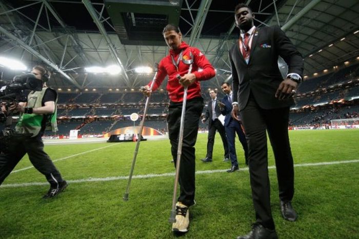 Striker Manchester United, Zlatan Ibrahimovic, meninggalkan lapangan seusai timnya mengalahkan Ajax Amsterdam dalam laga final Liga Europa di Stadion Friends Arena, Stockholm, Swedia, pada 24 Mei 2017.