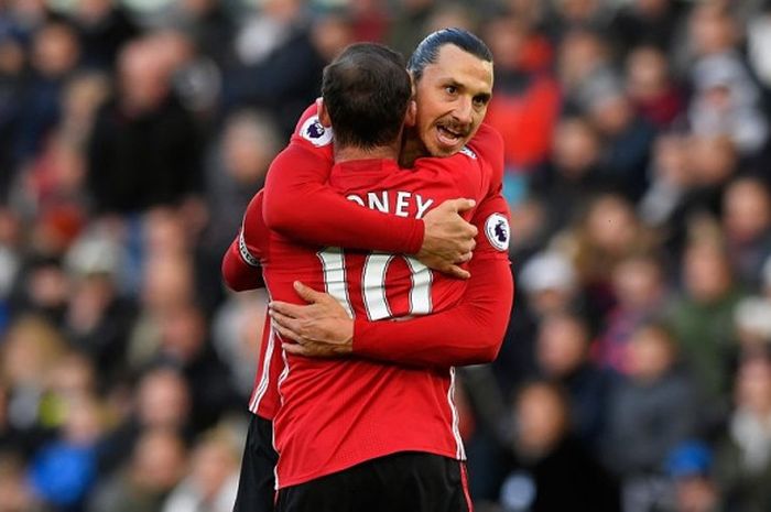 Penyerang Manchester United, Zlatan Ibrahimovic, memeluk Wayne Rooney untuk merayakan gol yang dia cetak ke gawang Swansea City dalam laga Premier League di Stadion Liberty, Swansea, Wales, 6 November 2016.