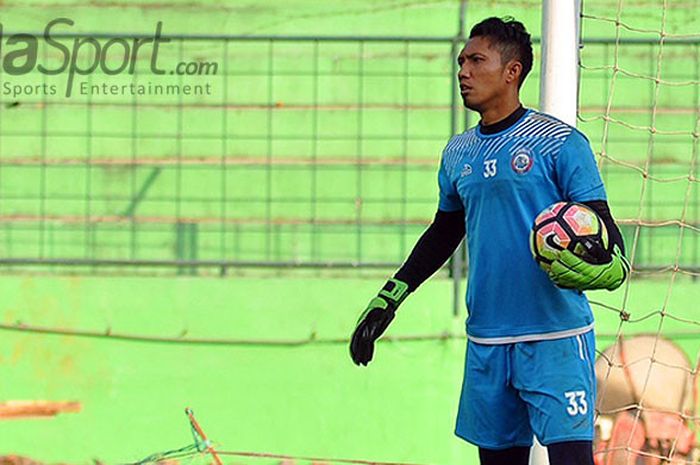 Kiper Arema FC, Dwi Kuswanto, saat mengikuti latihan tim.