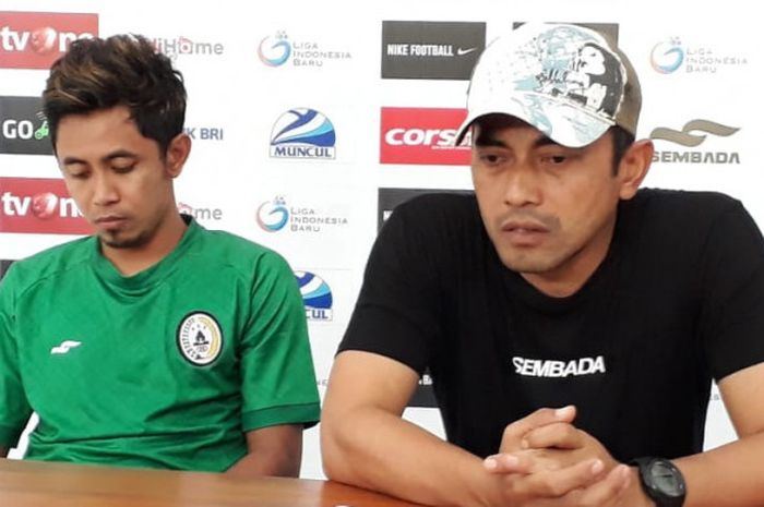 Pelatih PSS Sleman, Seto Nurdiantoro (kanan) ditemani pemainnya, Bagus Nirwanto, pada sesi jumpa pers jelang laga kontra Kalteng Putra pada leg kedua babak semifinal Liga 2 2018 di Stadion Maguwoharjo, Sleman, Selasa (27/11/2018).