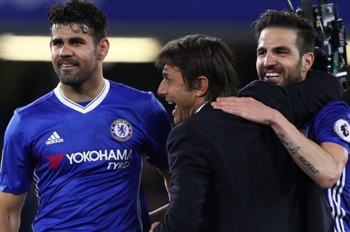 Ekspresi kegembiraan Manajer Chelsea, Antonio Conte (tengah), saat merayakan keberhasilan Chelsea meraih kemenangan atas Middlesbrough bersama Francesc Fabregas (kanan) dan Diego Costa di ajang Liga Inggris 2016-2017 di Stadion Stamford Bridge, London, Inggris, pada Senin (8/5/2017).
