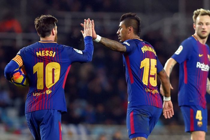 Megabintang FC Barcelona, Lionel Messi, memberi ucapan selamat kepada Paulinho yang mencetak gol ke gawang Real Sociedad dalam laga Liga Spanyol di Stadion Anoeta, San Sebastian, pada 14 Januari 2018.