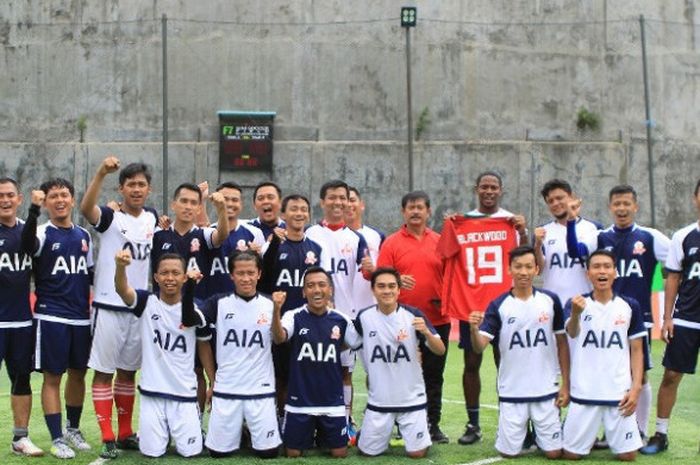 Tim AIA Indonesia berfoto dengan Anton Blackwood dan Indra Sjafri setelah menjalani training camp (TC) di F7 Mini Soccer, Cilandak, Jakarta Selatan, Minggu (11/2/2018).