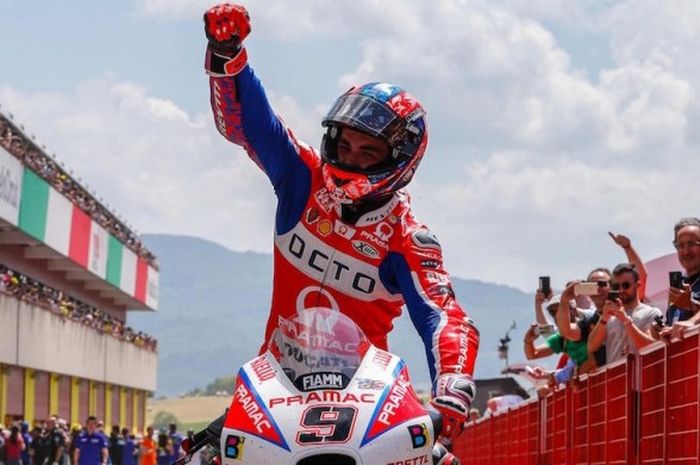 Pebalap Octo Pramac Racing asal Italia, Danilo Petrucci, merayakan hasil finis di urutan ketiga pada balapan GP Italia di Sirkuit Mugello, Minngu (4/6/2017).