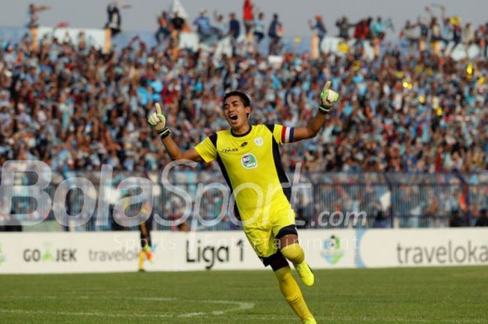 Kiper Persela, Choirul Huda, beraksi pada laga Liga 1 kontra Arema FC di Stadion Surajaya, Lamongan, pada 21 Mei 2017.