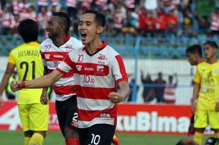 Slamet Nurcahyo (depan) dan Patrich Wanggai, dua pemain Madura United, merayakan gol dalam pertandingan melawan Persegres.