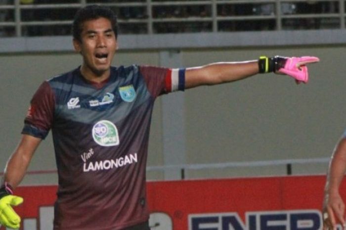 Kiper Persela, Choirul Huda memberikan instruksi kepada rekan-rekannya pada laga TSC 2016. 