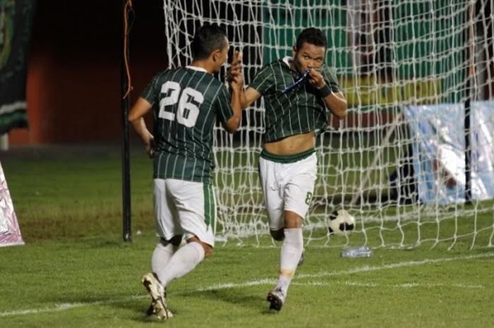 Gelandang Persebaya, Oktafianus Fernando (kanan) melakukan selebrasi seusai mencetak gol ke gawang Persibo pada semifinal Piala Dirgantara 2017 di Stadion Maguwoharjo, Sleman, Senin (6/3/2017).