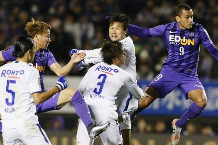 Para pemain Sanfrecce Hiroshima dan Gamba Osaka sedang berduel dalam sebuah laga J-League pada 5 Des