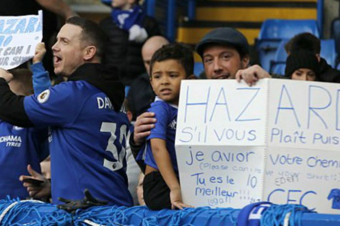Suporter Chelsea mengangkat spanduk yang meminta kostum Eden Hazard