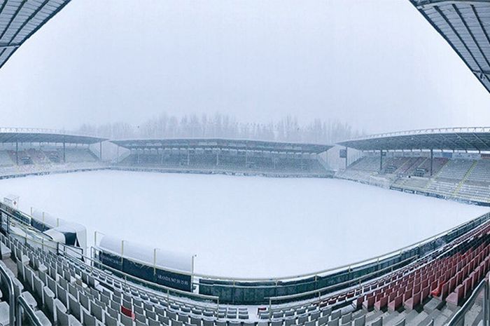 Suasana Stadion El Plantio, markas Burgos FC yang tertutup salju tebal, Minggu (3/12/2017).