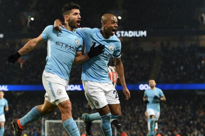 Penyerang Manchester City, Sergio Aguero, merayakan gol  hat-tricknya ke gawang Newcastle United pada laga Liga Inggris di Stadion Etihad, Manchester, Sabtu (20/1/2018),