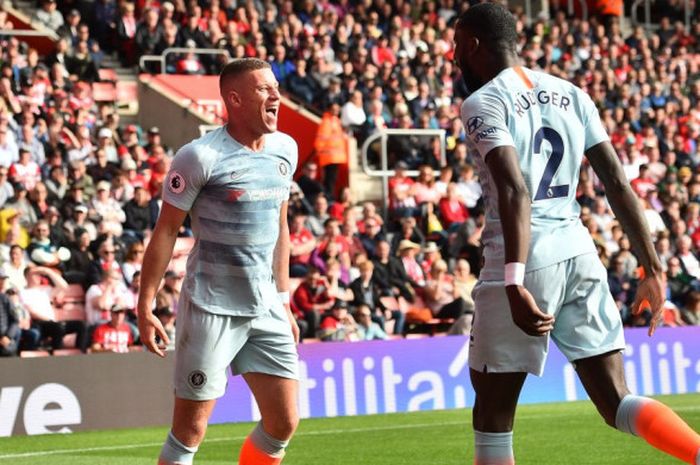 Gelandang Chelsea, Ross Barkley, merayakan gol ke gawang Southampton bersama Antonio Ruediger, pada laga Liga Inggris di Saint Mary's, Southampton, Minggu (7/10/2018).