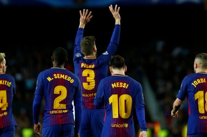  Bek FC Barcelona, Gerard Pique (tengah), merayakan gol ke gawang AS Roma dalam laga leg pertama perempat final Liga Champions di Stadion Camp Nou, Barcelona, Spanyol pada 4 April 2018. 