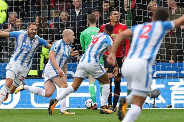Para pemain Huddersfield Town merayakan gol Aaron Moy ke gawang Manchester United pada partai lanjutan Liga Inggris di Stadion John Smith, Sabtu (21/10/2017).