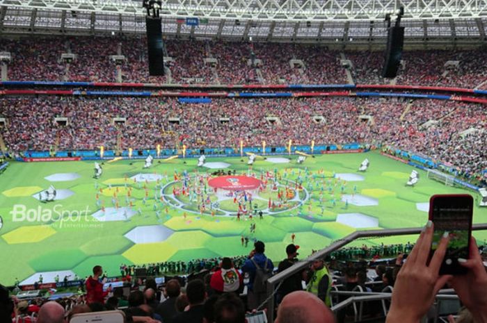  Suasana pembukaan Piala Dunia 2018 menjelang laga Rusia vs Arab Saudi di Stadion Luzhniki, Moskow, Rusia, Kamis (14/6/2018). 