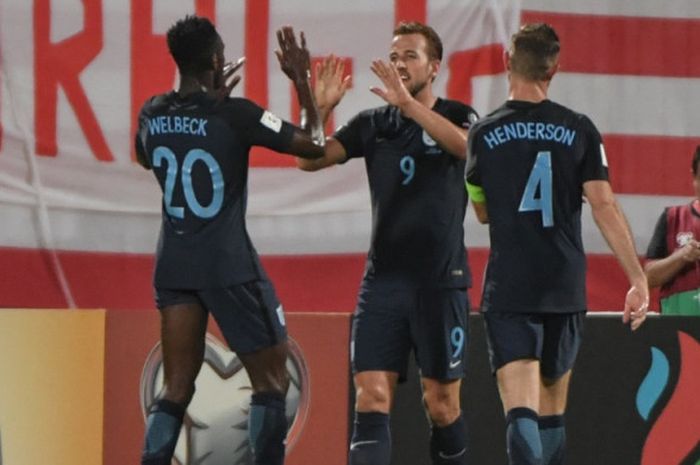 Para pemain timnas Inggris merayakan gol Harry Kane (tengah) ke gawang Malta dalam laga Kualifikasi Piala Dunia 2018 di Stadion Ta'Qali, 1 September 2017.