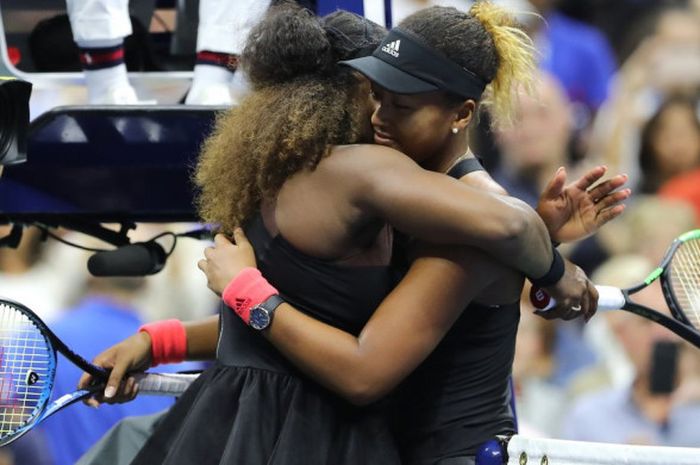 Serena Williams (kiri) memeluk Naomi Osaka usai  final US Open 2018 pada Minggu (9/9/2018) di Arthur Ashe Stadium, New York, Amerika Serikat.