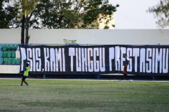 PSIS Semarang mendapat kado kritikan dari suporter, jelang pertandingan kontra PS Tira  di Stadion Maguwoharjo Sleman, Kamis (17/5/2018)