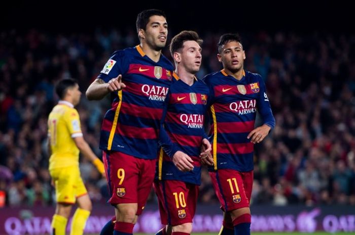 Trio Barcelona, Messi, Suarez dan Neymar, merayakan gol ke-2 ke gawang Sporting Gijon dalam pertandingan La Liga di Camp Nou, 23 April 2016.