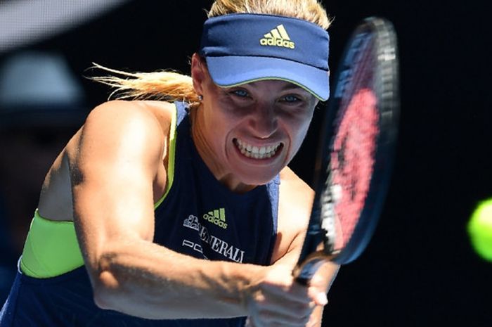 Petenis tunggal putri asal Jerman, Angelique Kerber, mengembalikan bola pukulan dari sang lawan, Hsieh Su-Wei (Taiwan), pada babak keempat turnamen Australia Terbuka 2018 yang berlangsung di Melbourne Park, Senin (22/1/2018).