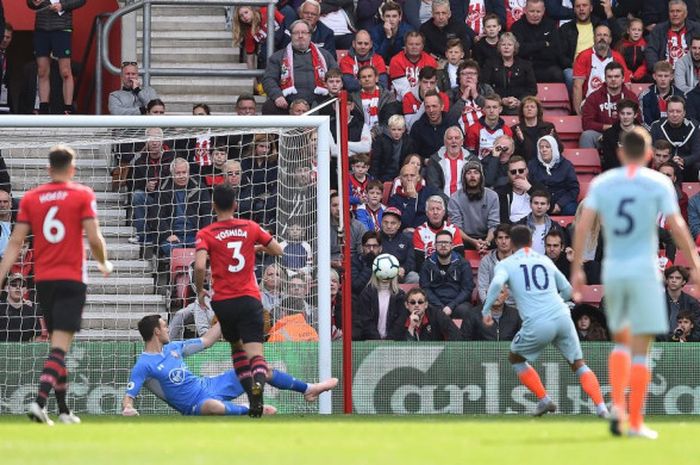 Penyerang Chelsea, Eden Hazard, mencetak gol pertama ke gawang Southampton pada laga Liga Inggris di Saint Mary's, Southampton, Minggu (7/10/2018). 