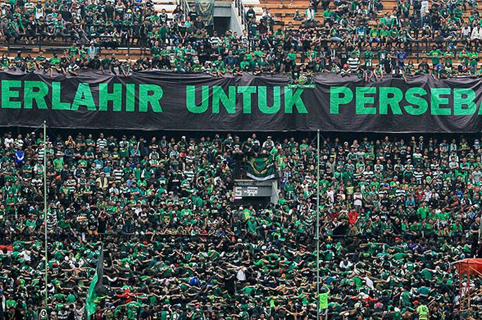 Aksi pendukung Persebaya Surabaya, Bonek, saat mendukung timnya melawan PS TNI dalam laga Grup C Piala Presiden, di Stadion Gelora Bung Tomo, Kamis (18/1/2018).
