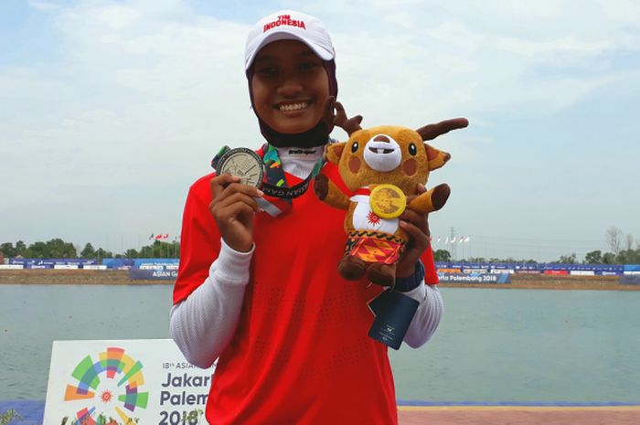 Penabuh drum tim perahu naga, Selvianti Devi Hidayat, ketika mendapat medali perak perahu naga nomor 200 meter putri pada Sabtu (25/8/2018) di Daau Jakabaring, Palembang, Sumatra Selatan.