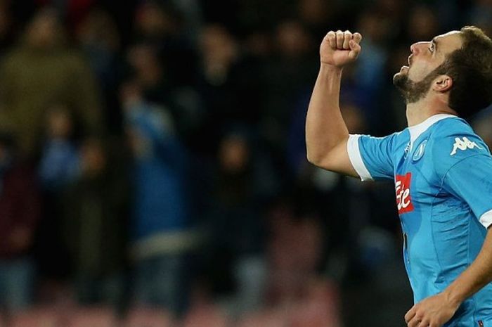 Gonzalo Higuain merayakan gol kedua Napoli ke gawang Sassuolo, 16 Januari 2016.